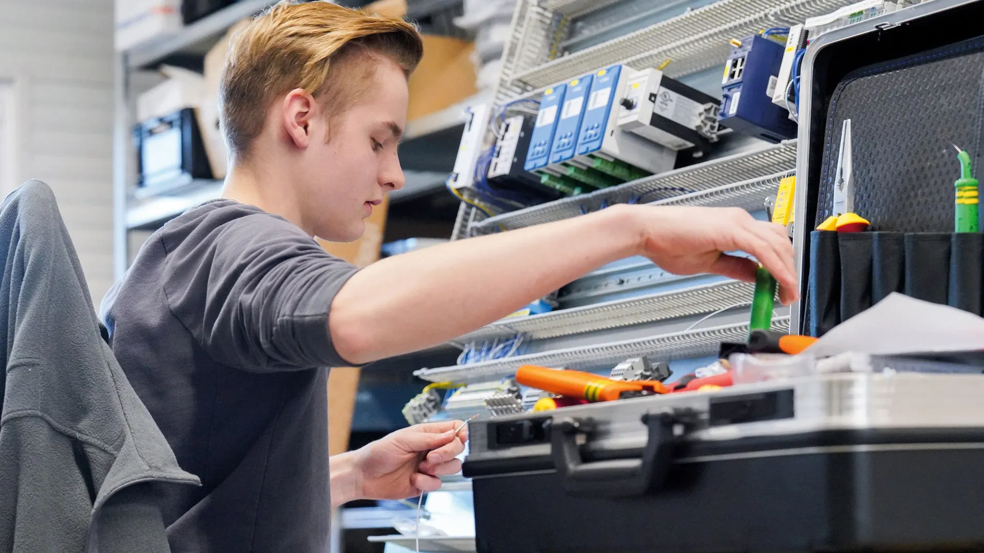 Auszubildender bei der Arbeit an einer Schaltanlage (Platzhalter aus dem Harvest)